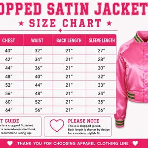 Op de afbeelding: Een felroze cropped satijnen jasje met groen-witte gestreepte geribbelde kraag en boorden, weergegeven naast een maattabel met afmetingen in inches voor maten XS tot 4XL, inclusief tekstkoppen en informatie over de pasvorm.
