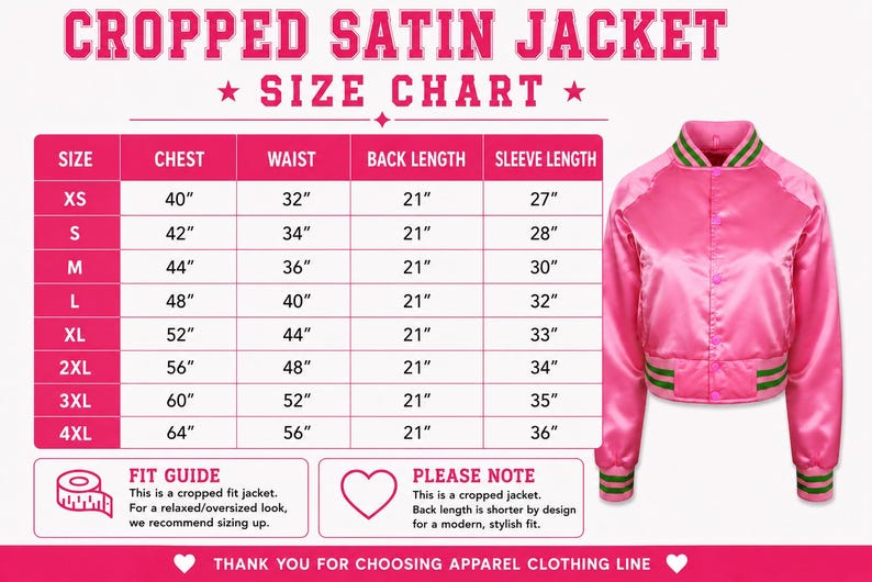 Op de afbeelding: Een felroze cropped satijnen jasje met groen-witte gestreepte geribbelde kraag en boorden, weergegeven naast een maattabel met afmetingen in inches voor maten XS tot 4XL, inclusief tekstkoppen en informatie over de pasvorm.