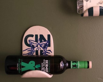 Vuile martini 'CIN CIN' keramisch flessenrek – wandmontage, handgemaakt van steengoed