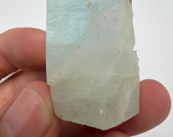 雲母上の天然スカイブルーアクアマリン結晶、スカルドゥ鉱山産鉱物標本