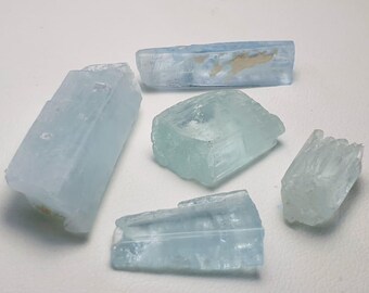 雲母上の天然スカイブルーアクアマリン結晶、スカルドゥ鉱山産鉱物標本