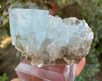 雲母上の天然スカイブルーアクアマリン結晶、スカルドゥ鉱山産鉱物標本