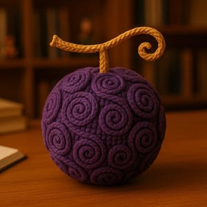 Pode incluir: Um objeto esférico roxo com uma superfície texturizada de padrões em espiral, encimado por um caule amarelo curvo. O objeto está sobre uma superfície de madeira, com livros e um porta-lápis ao fundo.