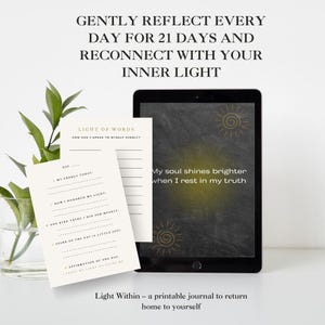Könnte beinhalten: Ein digitales Tablet und zwei Tagebuchseiten mit Text. Das Tablet zeigt den Text „Meine Seele strahlt heller, wenn ich in meiner Wahrheit ruhe“ mit Sonnengrafiken an. Die Tagebuchseiten enthalten Aufforderungen zur Reflexion. Der Text lautet „Reflektiere sanft jeden Tag für 21 Tage und verbinde dich wieder mit deinem inneren Licht“.