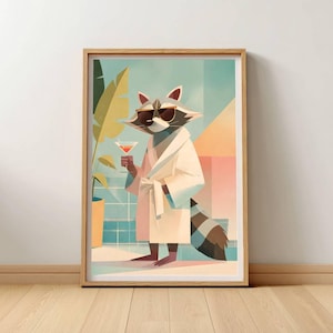 Könnte beinhalten: Ein gerahmter Kunstdruck mit einem Waschbären mit Sonnenbrille und einem weißen Bademantel, der einen Cocktail hält. Das Kunstwerk hat einen Retro- und geometrischen Stil mit einer Farbpalette aus Türkis, Rosa und Beige. Der Schwanz des Waschbären ist gestreift.