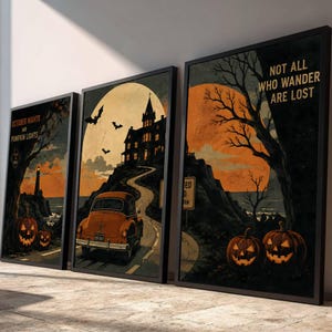 Peut inclure: Trois impressions d'art mural rectangulaires verticales sur le thème d'Halloween. L'impression de gauche montre un phare, des citrouilles et le texte October Nights and Pumpkin Lights. Celle du centre représente une voiture roulant vers un manoir sous une grande lune avec des chauves-souris. Celle de droite montre des arbres, des citrouilles et le texte Not All Who Wander Are Lost.