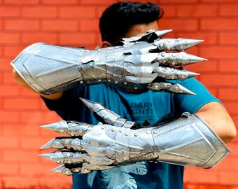 Nazgul-Inspired Etched Gauntlet Gloves | Medieval Cosplay Armor | Gothic Fantasy Costume | Perfect Halloween & LARP Gift