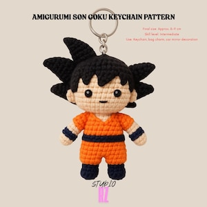 Könnte beinhalten: Ein handgefertigtes Amigurumi Son Goku Schlüsselanhänger-Muster. Die Häkelfigur hat schwarze, stachelige Haare, ein orangefarbenes und blaues Outfit und einen neutralen Hautton. Der Schlüsselanhänger ist etwa 8-9 cm groß. Der Text "AMIGURUMI SON GOKU KEYCHAIN PATTERN" steht oben.