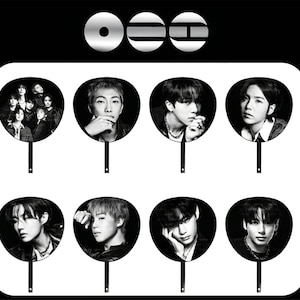 Puede incluir: Abanicos en blanco y negro con retratos de diferentes personas. Cada abanico tiene un diseño circular y un mango. Los abanicos están dispuestos en un patrón de cuadrícula sobre un fondo negro.