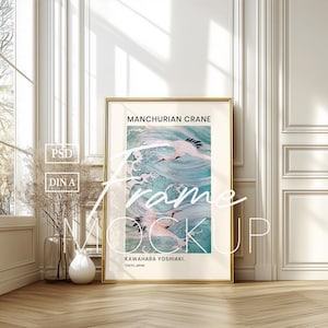 Puede incluir: Una impresión artística enmarcada con una ilustración de estilo japonés de grullas de Manchuria sobre olas turquesas. La obra de arte está en un marco dorado, exhibida en una habitación luminosa con suelo de madera y paredes blancas.