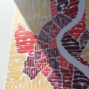 Peut inclure: Une affiche avec un design stylisé dans des tons de rouge, marron et jaune. Le design est composé de divers mots et phrases, créant une texture visuelle unique. Les mots sont disposés pour former une forme, peut-être une silhouette.