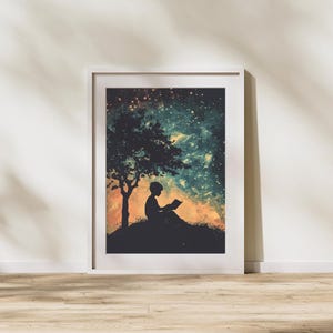 Könnte beinhalten: Gerahmter Kunstdruck mit einer Silhouette einer lesenden Person unter einem Baum. Der Hintergrund zeigt einen lebendigen Nebel und einen Sternenhimmel. Das Kunstwerk ist in einem weißen Rahmen eingefasst, was einen Kontrast zum Holzboden erzeugt.