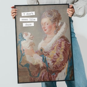Non mi piacciono nemmeno i cani - Stampa artistica digitale / Donna classica che tiene in braccio un cane scontroso - Arte alterata / Divertente meme storico da parete