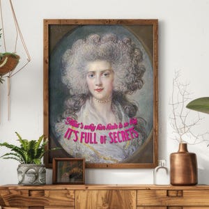 Pieno di segreti - Stampa artistica digitale / Divertente ritratto classico con meme, arte alterata / Scarica l'arte murale "Big Hair Regency Mean Girls"