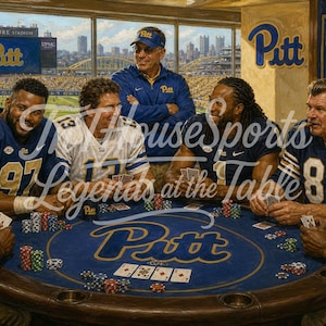 Könnte beinhalten: Ein Gemälde zeigt ein Pokerspiel mit sechs Männern in Football-Trikots an einem blauen Tisch. Der Tisch trägt das Wort "Pitt". Der Hintergrund zeigt ein Stadion und den Text "Legends at the Table".