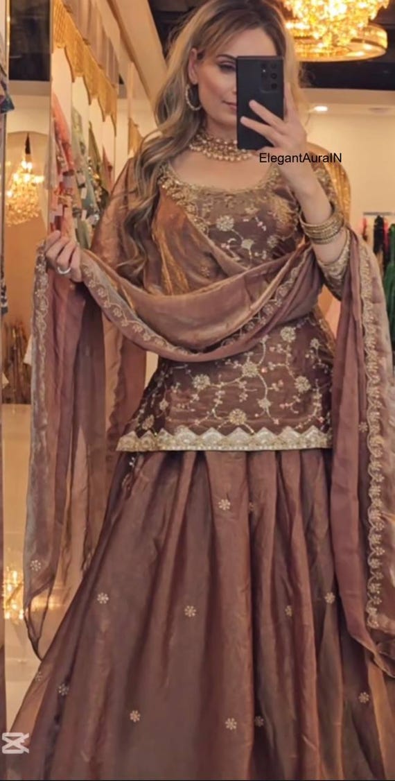 刺繍入りブラウンのレヘンガ・チョリセット：インドのウェディング衣装