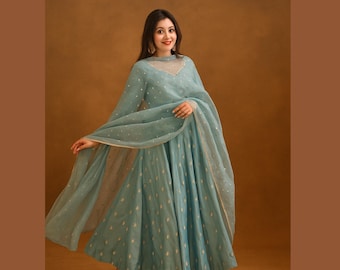 Vestido Anarkali Azul Cielo con Dupatta: Secuencia de Bordado Intenso