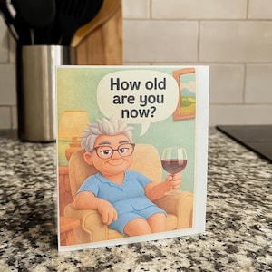 Grappige lesbische verjaardagskaart – 3D-tekenfilm Wine & Coffee Sass – "Hoe oud ben je nu?" 'You Lie': LGBTQ-begroeting voor haar