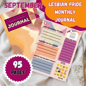 Puede incluir: Un diario mensual del Orgullo Lésbico con 95 páginas. La portada presenta el texto "Therapist said I should JOURNAL" sobre un fondo rosa. Las páginas del diario incluyen indicaciones para la gratitud, eventos divertidos y la autorreflexión, con una sección para los sentimientos diarios.