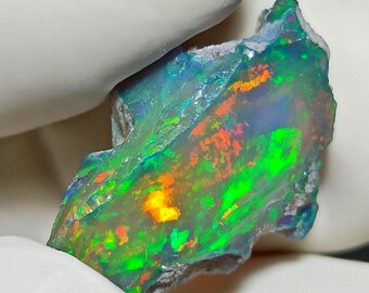 Ópalo etíope teñido negro en bruto de 11,00 cts: piedra preciosa en bruto (21 x 15 x 9 mm)