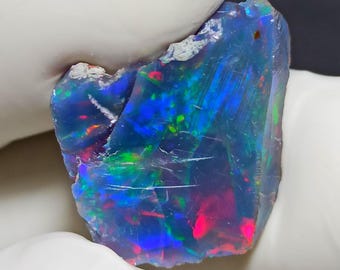 Ópalo etíope teñido negro en bruto de 11,25 cts: piedra preciosa en bruto (22 x 18 x 10 mm)