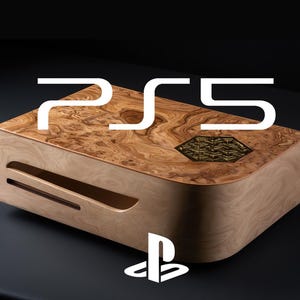 Peut inclure: Une console PS5 en bois avec un fini grain de bois naturel. La console présente un design unique avec une façade incurvée et une incrustation métallique décorative. Le texte "PS5" est affiché en blanc, ainsi que le logo PlayStation.