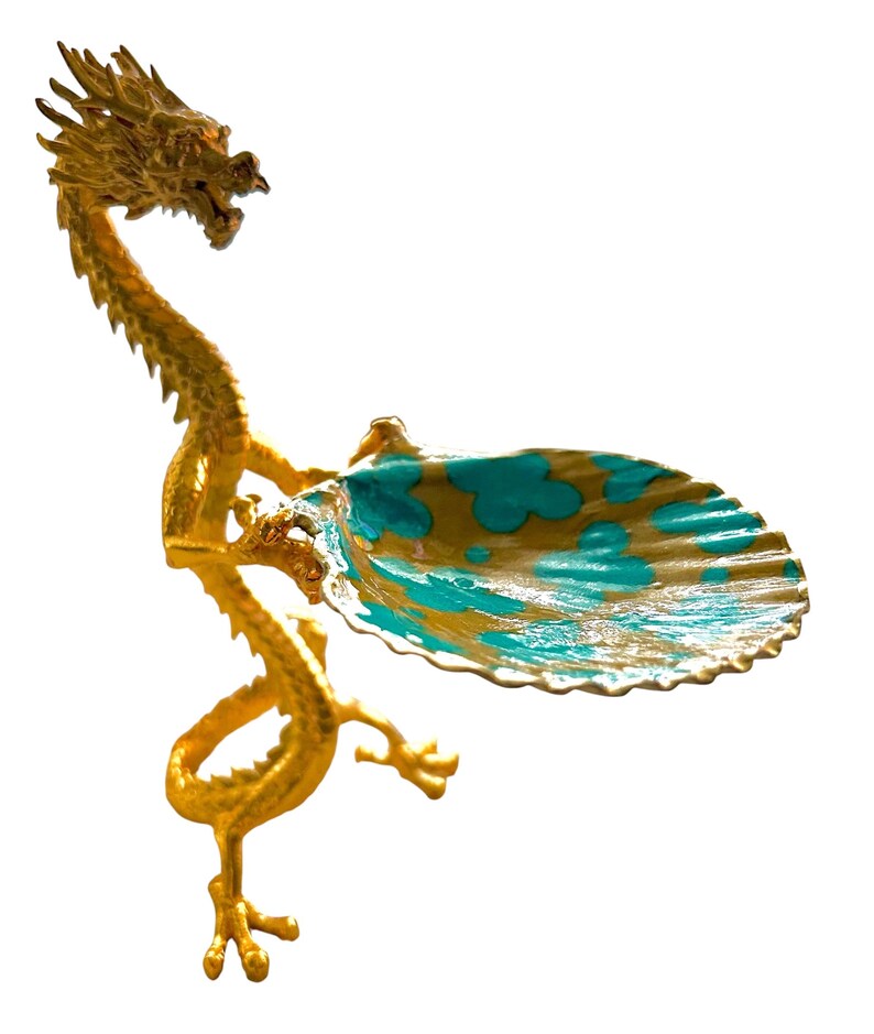 K&ouml;nnte beinhalten: Goldene Drachenfigur mit einer schalenf&ouml;rmigen Schale in T&uuml;rkis und Gold. Der Drache ist detailliert, mit langem Hals und ausgestreckten Krallen. Die Schale hat einen gewellten Rand und ein gemaltes Muster.