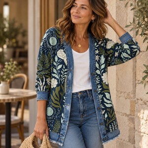 Cardigã floral boho, jaqueta com detalhes em jeans, peça descontraída para sobreposição.