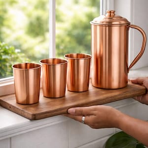 Puede incluir: Un juego de tres tazas de cerámica con acabado mate y moteado. Las tazas son de color crema, gris claro y gris oscuro. Cada taza tiene un diseño simple y minimalista.