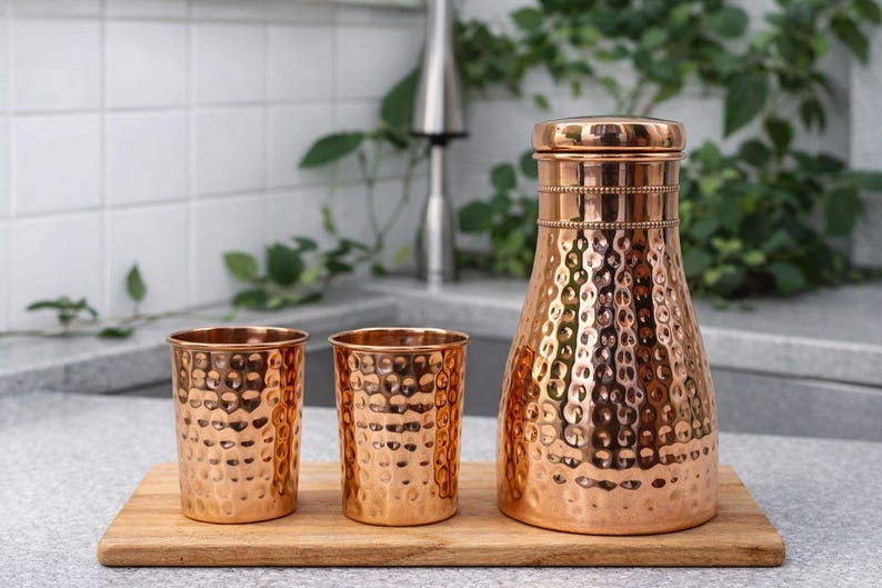 Botella de agua Ayurveda 100% de cobre martillado puro de 1 litro, hecha a mano, para beber agua, jarra de cobre con beneficios para la salud. Pitcher with 2 Glass