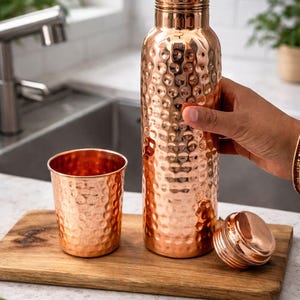 Botella de agua Ayurveda 100% de cobre martillado puro de 1 litro, hecha a mano, para beber agua, jarra de cobre con beneficios para la salud. imagen 9