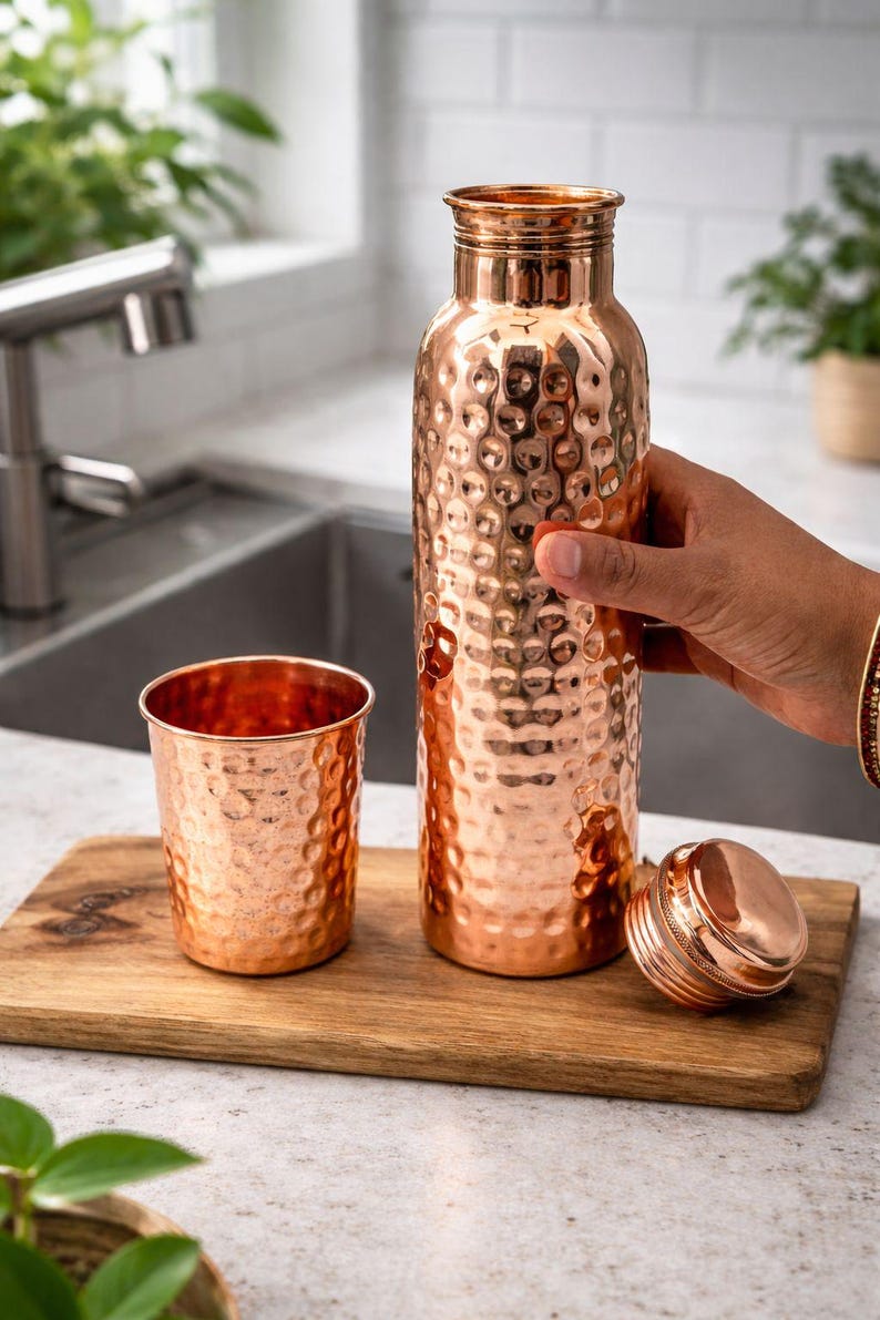 Botella de agua Ayurveda 100% de cobre martillado puro de 1 litro, hecha a mano, para beber agua, jarra de cobre con beneficios para la salud. imagen 9
