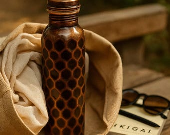 Handgjord vattenflaska i koppar med honungskaka 1 l / 34 oz | Ayurvedisk wellnessbehållare för avgiftning och återfuktning