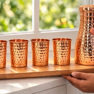 Botella de agua Ayurveda 100% de cobre martillado puro de 1 litro, hecha a mano, para beber agua, jarra de cobre con beneficios para la salud. Pitcher With 4 Glass