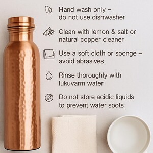 Puede incluir: Una botella de agua de color cobre con una superficie texturizada, junto con instrucciones de cuidado. Las instrucciones aconsejan lavar a mano, limpiar con lim&oacute;n y sal y evitar los abrasivos. Tambi&eacute;n se muestran rodajas de lim&oacute;n, un pa&ntilde;o suave y una taza.