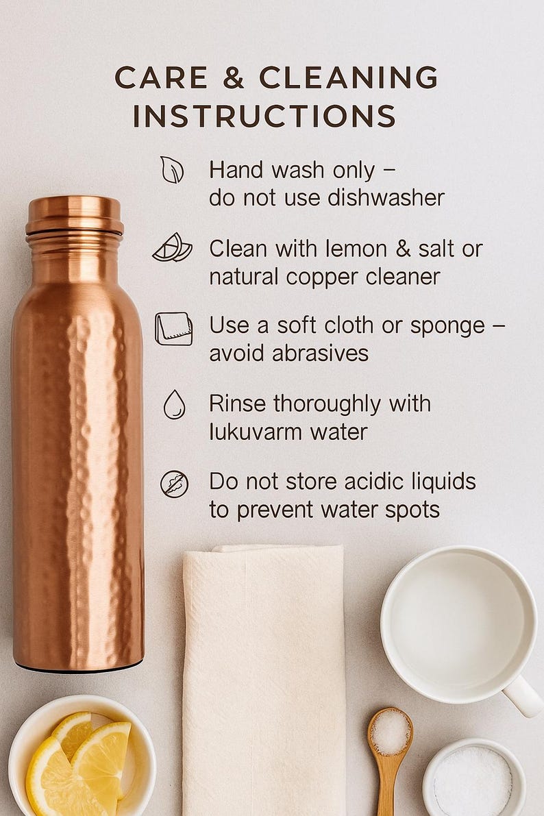 Puede incluir: Una botella de agua de color cobre con una superficie texturizada, junto con instrucciones de cuidado. Las instrucciones aconsejan lavar a mano, limpiar con lim&oacute;n y sal y evitar los abrasivos. Tambi&eacute;n se muestran rodajas de lim&oacute;n, un pa&ntilde;o suave y una taza.