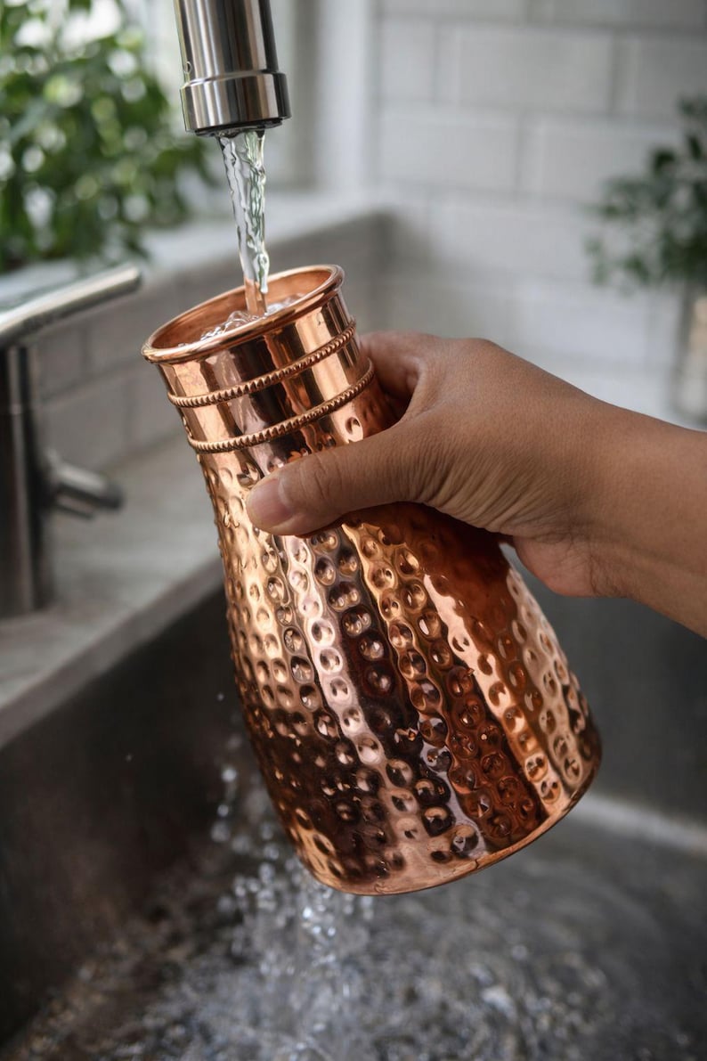 Botella de agua Ayurveda 100% de cobre martillado puro de 1 litro, hecha a mano, para beber agua, jarra de cobre con beneficios para la salud. imagen 8