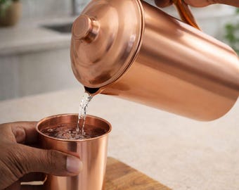 Vattenkanna i ren koppar (50 oz) med lock och 2 muggar (8 oz), 1,5 l kanna i ren koppar med glas, 250 ml ayurvedisk återfuktning i koppar, presentset