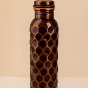 Botella de agua de cobre martillado 100% puro de 1 litro / Botella de cobre hecha a mano a prueba de fugas / Botella de agua ayurvédica / Regalo de bienestar y yoga para ella y para él