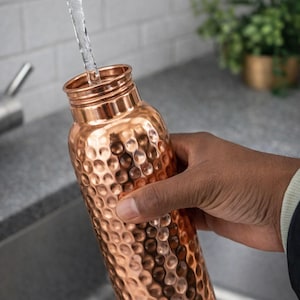 Botella de agua Ayurveda 100% de cobre martillado puro de 1 litro, hecha a mano, para beber agua, jarra de cobre con beneficios para la salud. imagen 10