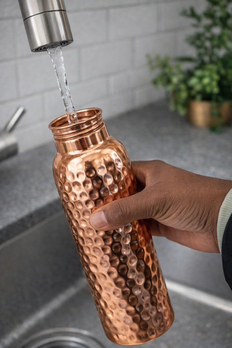Botella de agua Ayurveda 100% de cobre martillado puro de 1 litro, hecha a mano, para beber agua, jarra de cobre con beneficios para la salud. imagen 10