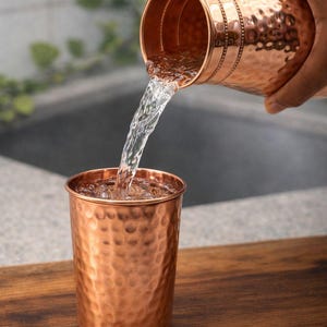Botella de agua Ayurveda 100% de cobre martillado puro de 1 litro, hecha a mano, para beber agua, jarra de cobre con beneficios para la salud. imagen 5