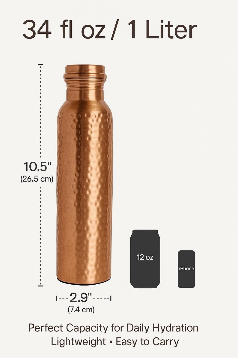 Puede incluir: Una botella de agua de color cobre con una superficie texturizada. La botella mide 26,5 cm de alto y 7,4 cm de ancho. La botella tiene una capacidad de 1 litro. La imagen tambi&eacute;n incluye una lata de 12 oz y un iPhone para comparar tama&ntilde;os.