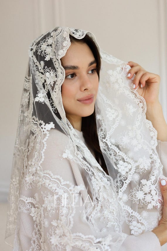 White Lace Mantilla Veil, Short Chapel Veil, Spanish Style Wedding Head Covering, Catholic Church Veil with Scalloped Edge