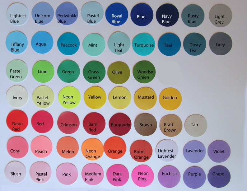 Puede incluir: Una tabla de 64 muestras de color con nombres para cada color. Los colores est&aacute;n dispuestos en filas y columnas, comenzando con el azul m&aacute;s claro en la esquina superior izquierda y terminando con el morado m&aacute;s oscuro en la esquina inferior derecha.