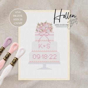 以下が含まれることがあります： ピンクの花のアクセント、K+Sの文字、09-18-22の日付が入った3段ケーキのクロスステッチ図案。4X6 DIGITAL STITCH CHARTと書かれた円形のラベルと、白、ピンク、ラベンダー色の刺繍糸3束が添えられています。