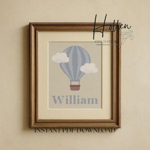 Könnte beinhalten: Ein gerahmtes Kreuzstich-Kunstwerk mit einem blauen Heißluftballon mit weißen Wolken und dem Namen "William" in blauen Buchstaben. Das Kunstwerk befindet sich in einem Holzrahmen. Der Text "INSTANT PDF DOWNLOAD" befindet sich am unteren Rand des Rahmens.