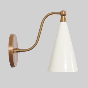 Applique murale de style italien Mid-Century, abat-jour crème, laiton brut, luminaire de style, lampe murale en laiton