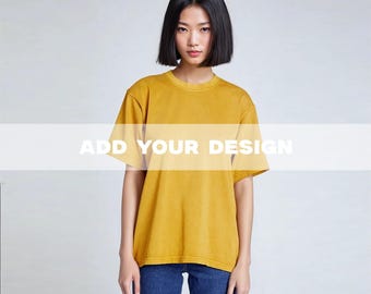 Mockup di t-shirt Lane Seven LS16005 al burro di arachidi, mockup da donna, mockup di abbigliamento di alta moda