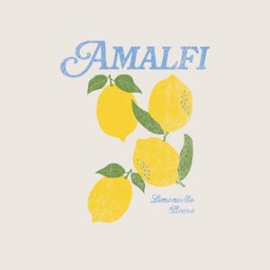 以下が含まれることがあります： クリーム色のグラフィック。青い筆記体で「Amalfi」の文字が描かれ、その上に緑の葉が付いた4つの黄色のレモンが描かれています。「Limoncello Please」の文字がレモンの下に青色で書かれています。